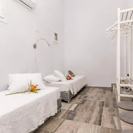 Отель Super Rockies 4*